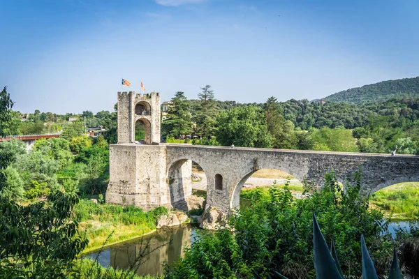 Μεσαιωνικό χωριό τοπίου Besalu, Καταλονία, Ισπανία — Φωτογραφία Αρχείου