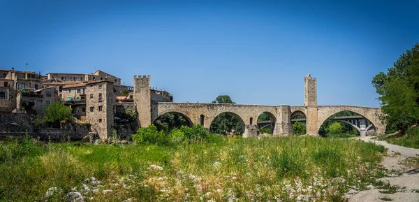 Táj középkori falu Besalu, Katalónia, Spanyolország — Stock Fotó