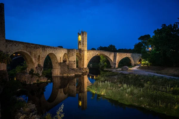 Krajobraz średniowieczna wioska Besalu, Katalonia, Hiszpania — Zdjęcie stockowe