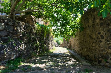 Castefollit de la Roca 'nın ortaçağ köyü, Katalonya, İspanya
