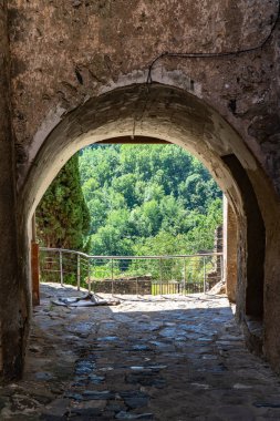 Castefollit de la Roca 'nın ortaçağ köyü, Katalonya, İspanya
