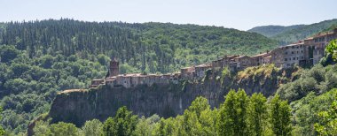 Castefollit de la Roca 'nın ortaçağ köyü, Katalonya, İspanya