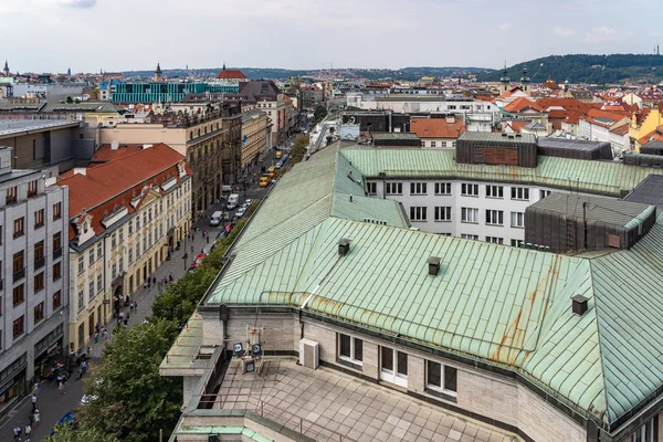 Çek Cumhuriyeti'nde Prag'ın mimarisi ve simgesel silueti. — Stok fotoğraf