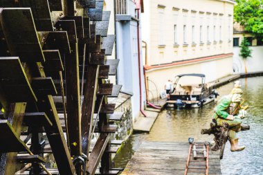 Çek Cumhuriyeti 'nde Prag' da Moldava Nehri gezisi.