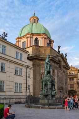 Çek Cumhuriyeti 'ndeki Assisi Kilisesi' nden Francis Charles Bridge Prag.