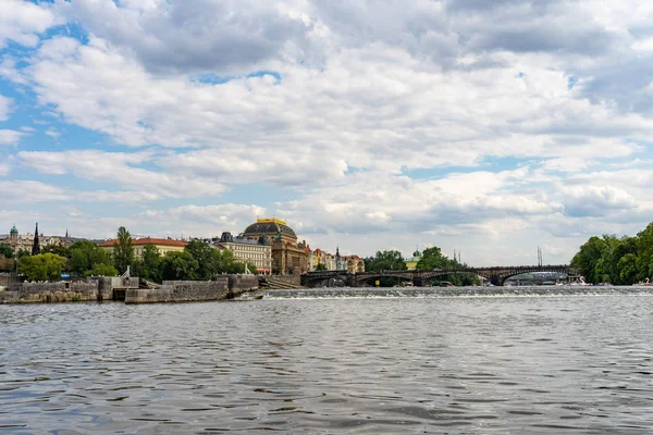Живописная панорама города с видом на реку Молдавия Прага в Чехии . — стоковое фото