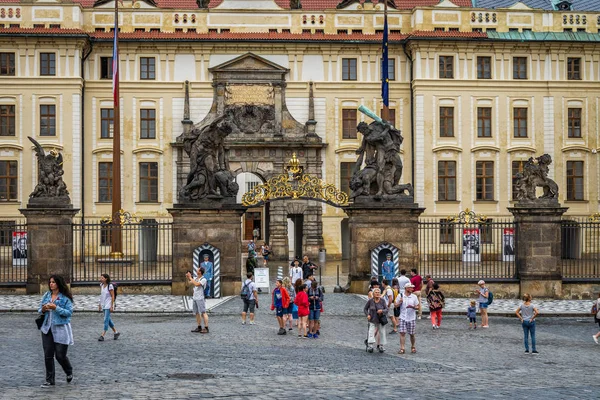 Kasteel district straat van Praag in Tsjechië. — Stockfoto