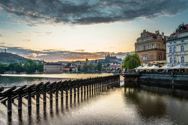 Vue panoramique panoramique sur le paysage urbain du bateau de la rivière Moldava Prague en République tchèque . — Photo