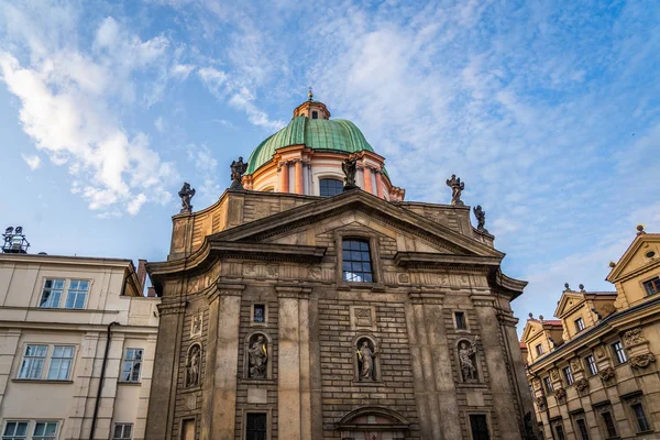 Kostel Františka z Assisi Karlův most Praha v České republice. — Stock fotografie