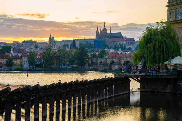 Vue panoramique panoramique sur le paysage urbain du bateau de la rivière Moldava Prague en République tchèque . — Photo