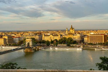 Macaristan 'ın Budapeşte kentindeki Tuna Nehri üzerindeki zincir köprü