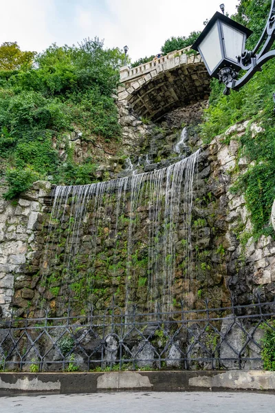 Cachoeira Parque Montanha Estátua Pedra Budapeste Hungria — Fotografia de Stock