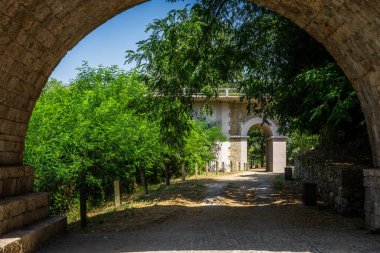 Peyzaj ortaçağ köyü BESALU, Katalonya, Ispanya.