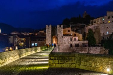 Peyzaj ortaçağ köyü BESALU, Katalonya, Ispanya.