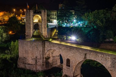 Peyzaj ortaçağ köyü BESALU, Katalonya, Ispanya.