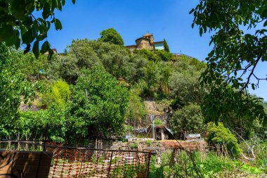 Castefollit de la Roca 'nın ortaçağ köyü, Katalonya, İspanya.