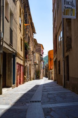 Castefollit de la Roca 'nın ortaçağ köyü, Katalonya, İspanya.