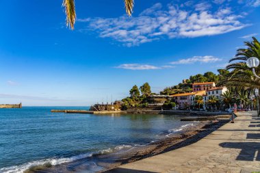Fransa 'nın eski Collioure kasabası, Akdeniz kıyısında popüler bir tatil beldesi.
