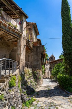 Castefollit de la Roca 'nın ortaçağ köyü, Katalonya, İspanya.