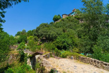Castefollit de la Roca 'nın ortaçağ köyü, Katalonya, İspanya.