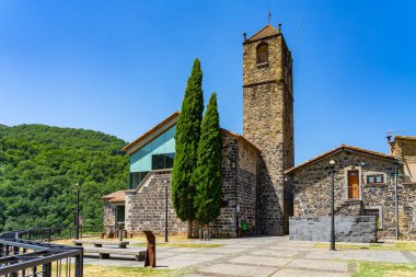 Castefollit de la Roca 'nın ortaçağ köyü, Katalonya, İspanya.