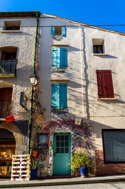 Akdeniz kıyısında popüler bir tatil beldesi olan Argeles sur Mer France 'ın eski bir kasabası.