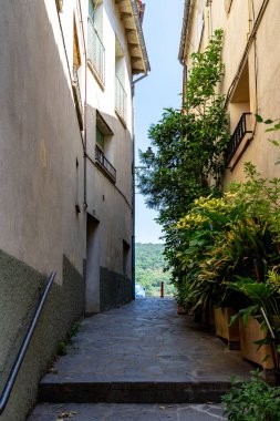 Castefollit de la Roca 'nın ortaçağ köyü, Katalonya, İspanya.