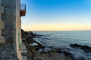 Fransa 'nın eski Collioure kasabası, Akdeniz kıyısında popüler bir tatil beldesi.