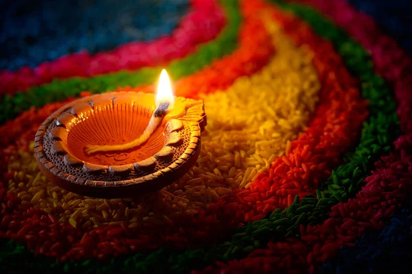 Tradiční Diya Lampa Svítí Barevné Rangoli — Stock fotografie