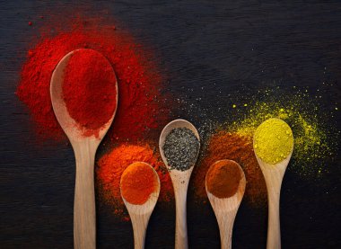 Tahta kaşık toz ve baharatla dolu.