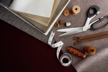 Makas, düğmeler, fermuar, mezura, kumaşlarda iplik ve yüksük.