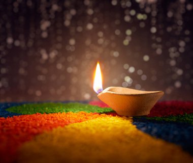 Geleneksel diya lambası rengarenk rangoli ile yanıyor