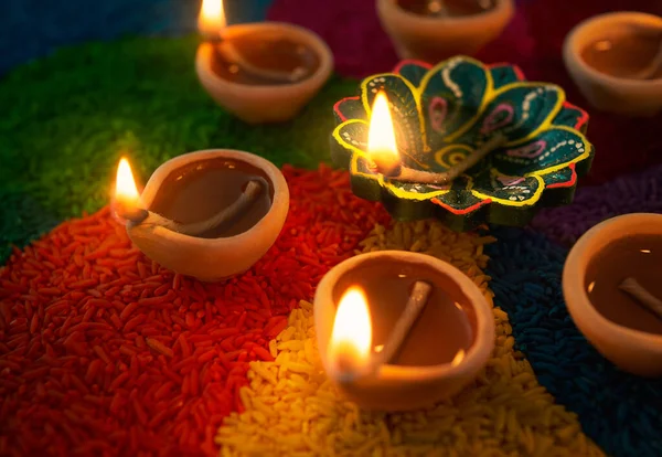 Lâmpada Óleo Diwali Lâmpada Diya Acesa Rangoli Colorido — Fotografia de Stock