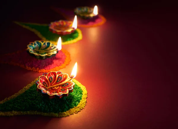 Coloridas Lámparas Arcilla Diya Encendidas Durante Celebración Diwali — Foto de Stock