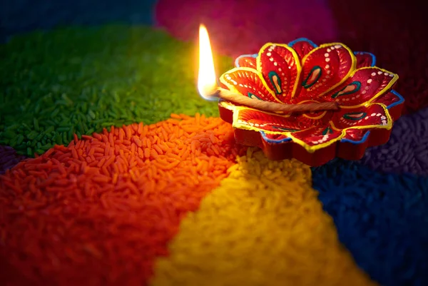 Λαμπτήρας Λαδιού Diwali Λαμπτήρας Diya Αναμμένος Πολύχρωμο Rangoli — Φωτογραφία Αρχείου