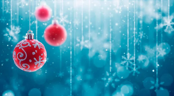 Mavi zemin üzerinde noel süsleri ve düşmüş kar taneleri - 3D oluşturma
