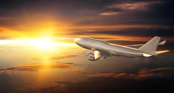 日没時に雲の上を飛ぶ飛行機 3Dレンダリング — ストック写真