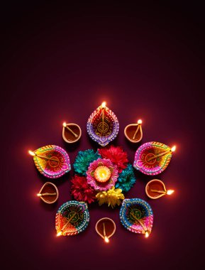 Diwali kutlamaları sırasında renkli diya lambaları yandı