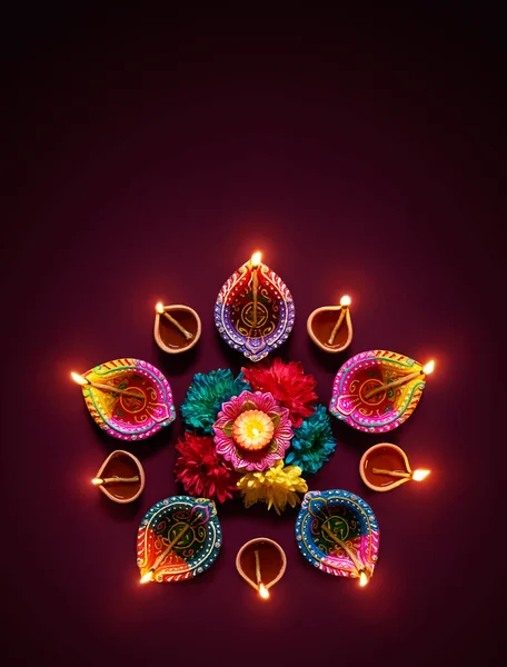 Diwali kutlamaları sırasında renkli diya lambaları yandı
