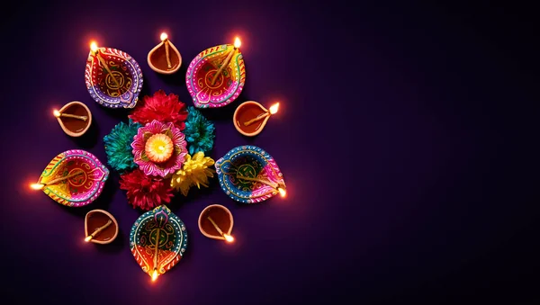 Kolorowe Gliniane Diya Lampy Kwiatami Fioletowym Tle — Zdjęcie stockowe