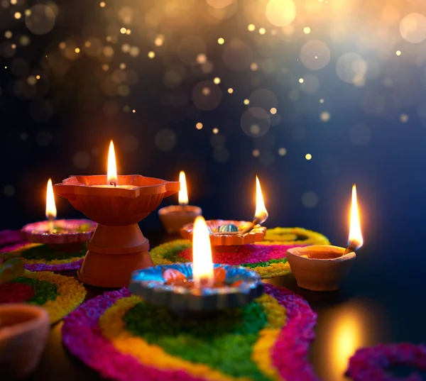 Diya Lámpák Világított Színes Rangoli Alatt Diwali Ünneplés — Stock Fotó