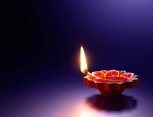 Happy Diwali 紫の背景に赤いディヤオイルランプ — ストック写真