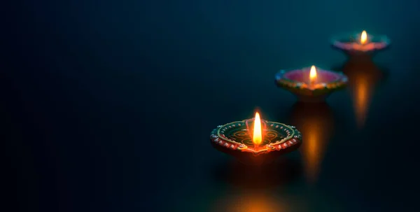 Happy Diwali お祝い中に点灯Diyaランプ — ストック写真