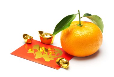 Mandarin portakalı, Çin altını (Çince kaligrafi zenginlik anlamına gelir) ve kırmızı paket (Çince 
