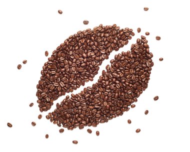 Kızarmış kahve çekirdekleri beyaz arka planda izole edilmiş.