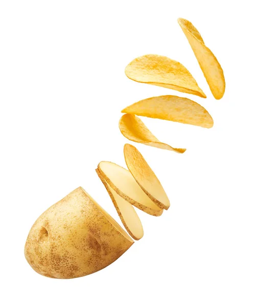 Uçan patates dilimleri beyaz arka planda izole edilmiş cipslere dönüşüyor.