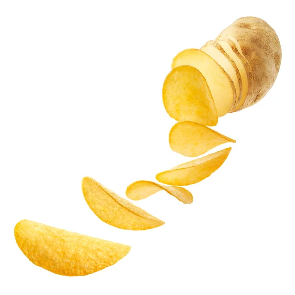 Patates dilimleri beyaz arka planda izole edilmiş cipslere dönüşüyor.