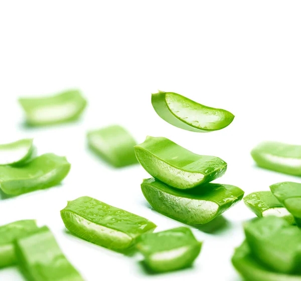 Aloe Vera Fatias Sobre Fundo Branco Com Espaço Cópia — Fotografia de Stock