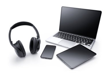 Elektronik aygıt - Laptop, tablet, akıllı telefon ve kulaklık beyaz arkaplanda izole edildi