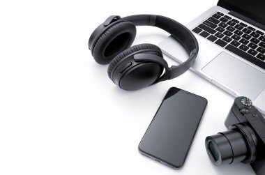 Elektronik aygıt - Laptop, akıllı telefon, kamera ve kulaklık beyaz arkaplanda izole edildi